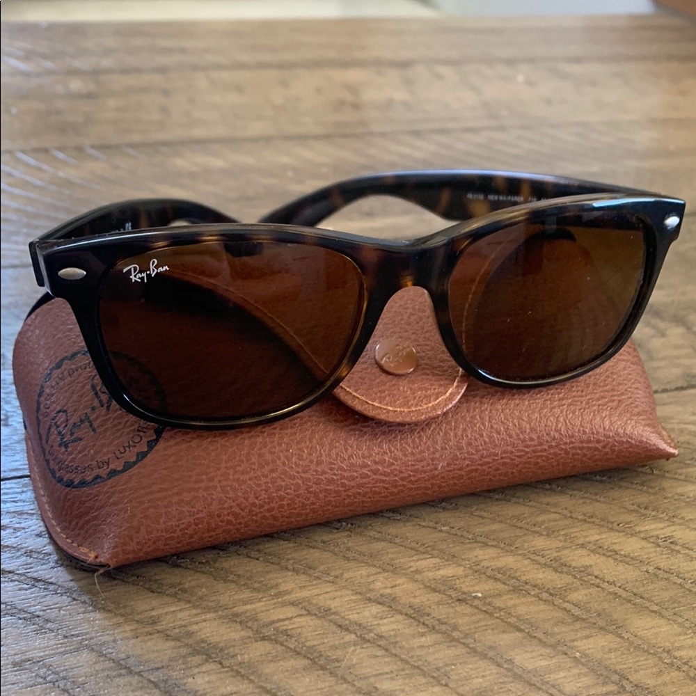 Ray-Ban Wayfarer Brown Sunglasses with Case